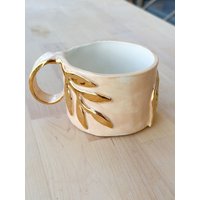 Goldene Efeu Keramik Handgemachte Tasse von SaphroniaHandmades