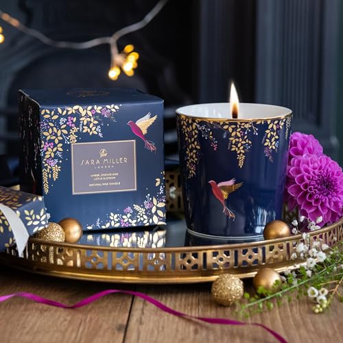 Sara Miller Chelsea Collection Duftkerze aus natürlichem Wachs, Bernstein, Orchidee und Lotusblüte von Sara Miller London