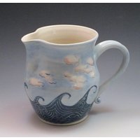 Handbemalter Krug Aus Porzellan Mit Wellendesign Handbemalter Krug Aus Porzellan Mit Wellendesign von SarahBak