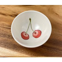 Kleine Porzellan Schale Handbemalt Mit Kirschen von SarahBak