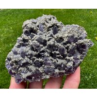 Amethyst-Phantom Mit Glänzendem Pyrit Aus Der Chala-Mine, Mineralni Bani, Bulgarien, Lila Mineral, Seltener Amethyst, Kristall, N0722 von SarahCornerM