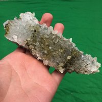 Atemberaubender Transparenter Quarz Mit Grünem Epidot Aus Der Mine Djurkovo, Laki, Bulgarien, Naturkristall, Mineral, Geschenk, Stein, Sammlung N6687 von SarahCornerM