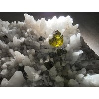 Edelstein Sphalerit Var. Grüner Kleiophan Auf Milky Quartz Aus Der Krushev Dol Mine, Madan, Bulgarien, Grün, Mineral, Kristall Edelstein, Stein von SarahCornerM