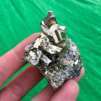 Glanzvolles Pyrit Mineral Exemplar Aus Madan , Bulgarien Gold Goldmineralit Kristall Lustrious Crystal Glänzend N6943 von SarahCornerM