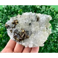 Irisierender Chalcopyrit Auf Quarz Mit Chlorit Einschlüssen Aus Der Djurkovo Mine, Laki, Bulgarien, Seltener Kristall, Mineral, Sammlung, N5741 von SarahCornerM