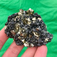 Lüster Pyrit Mit Sphalerit Und Quarz Aus Madan , Bulgarien Natur Mineral Kristall Naturkristall Edelstein Cluster N7075 von SarahCornerM