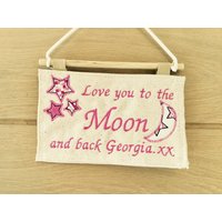 Personalisierte Geschenk, Liebe Sie Zum Mond Und Zurück, Bestickte Türschild, Wand-Plakette, Geschenk Für Papa, Mama, Wohnkultur von SarahJaneDesigns74