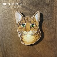 Magnet Oder Aus Holz Illustriert Mit Einem Roten Tigerkopf Grünen Augen Im Aquarell von SarahStringhetta