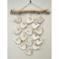 16 Weiße Keramik Vögel Wandbehang Makramee Holz von SarahZarrabiCeramics
