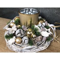 Adventsgesteck 20cm Klein Gesteck Hirsch Modern Länglich Moos Thuja Zapfen Eicheln Gold Weiß von SarahsFlowerStudio