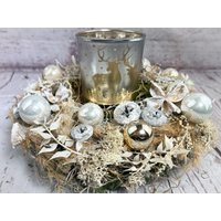 Adventsgesteck 23cm Windlicht Teelichthalter Teelichtglas Trockenblumen Gesteck Hirsch Modern Moos Thuja Zapfen Eicheln Gold Weiß von SarahsFlowerStudio
