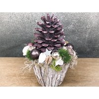Adventsgesteck Gesteck Zapfen Zapfe Beere Modern Rund Moos Thuja Rot Weiß von SarahsFlowerStudio