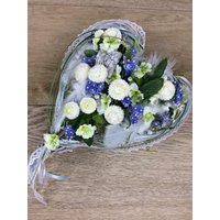 Grabgesteck 25x35cm Frühling Grabschmuck Gesteck Herz Gänseblümchen Vergissmeinnicht Grabdekoration Allerheiligen von SarahsFlowerStudio