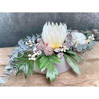Grabgesteck Protea 48cm Grabschmuck Gesteck Grab Allerheiligen Grabdeko Grabdekoration Jadinere Schale von SarahsFlowerStudio