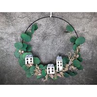 Ring Fensterdeko Eukalyptus Haus Häuschen Türkranz Advent Modern Fenster Fensterschmuck Deko Weihnachten Wandschmuck von SarahsFlowerStudio