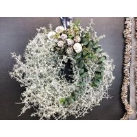 Türkranz Kranz Natur Trockenmaterial Handgebunden Modern Ganzjährig Türschmuck Wachs Wachskranz Gewachst Weiß Asparagus Eukalyptus Schnecke von SarahsFlowerStudio