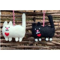 1 Feine Filzkatze Mit Herz Zum Aufhängen Katze Schwarz Od Weiß ~7x7, 5x1, 5cm 1 Feine Filzkatze Mit Herz Zum Aufhängen Katze Schwarz Od Weiß ~7x7, 5x1, 5cm von SaraundOnsiFilzerei