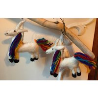 1 Filz Regenbogeneinhorn Filzeinhorn Zum Aufhängen ~14x10x2cm 1 Filz Regenbogeneinhorn Filzeinhorn Zum Aufhängen ~14x10x2cm von SaraundOnsiFilzerei