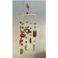 Zauberhaftes Filz Mobilee Windspiel Waldtiere Filzkugeln Fuchs Waschbär Hirsch Biber Eule Kuckuck Wald von SaraundOnsiFilzerei