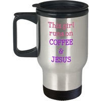 Dieses Mädchen Läuft Auf Kaffee Und Jesus Reisebecher - Lustiger Isolierter Becher Geburtstags-Weihnachts-Gag-Geschenke-Idee von SarcasticCoffeeMugs