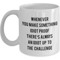 Dont Be An Idiot Tasse - Ich Bin Von Idioten Umgeben Im Your Idiocy Kaffeetasse Menschen Sind von SarcasticCoffeeMugs