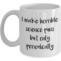 Ich Mache Schreckliche Wissenschaft Wortspiele, Aber Nur in Regelmäßigen Abständen Becher - Lustige Kaffeetasse von SarcasticCoffeeMugs