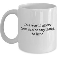 In Einer Welt, in Der Sie Alles Sein Können, Becher - Lustiger Tee Heißer Kakao Kaffeetasse Neuheit Geburtstagsgeschenkidee von SarcasticCoffeeMugs