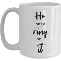 Verlobungsbecher - Er Setzte Einen Ring Drauf Lustiger Tee Heißer Kakao Kaffeetasse Neuheit Geburtstag Weihnachten Jahrestag Gag Geschenke Idee von SarcasticCoffeeMugs