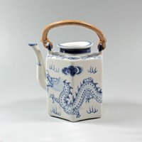 Alte Dekorative Teekanne Bambusgriff Blau Weiße Keramik Made in China Vintage von SariLand