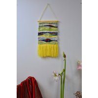 Handgewebter Wandbehang Regenbogengewebter Wandteppich Mit Gelben Fransen von SarmitesStudio