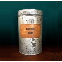 Große Alte Apothekendose 1930Er Jahre „Fructus Rosae" | Hagebutte, Lackiertes Metall Mit Papieraufkleber, Vintage Ladeneinrichtung Blechdose von SarosVintage