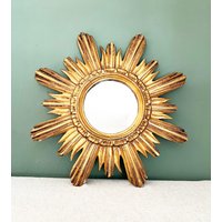 Großer Sonnenspiegel Aus Vergoldetem Holz Italien, Durchmesser 45cm, Um 1960, Vintage Made in Italy, Holzrahmen Badspiegel, Handmade Großer Sonnenspiegel Aus Vergoldetem Holz Italien, Durchmesser 45cm, Um 1960, Vintage Made in Italy, Holzrahmen Badspiegel, Handmade von SarosVintage