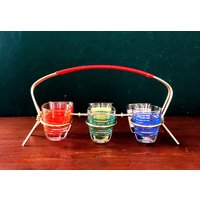 Schnapsglasset 50Er Jahre, Shot-Gläser Im Kunstoffständer Golden Lackiert Rote Griff, Frankreich, Rockabilly, Midcentury, Farbiges Glas Schnapsglasset 50Er Jahre, Shot-Gläser Im Kunstoffständer Golden Lackiert Rote Griff, Frankreich, Rockabilly, Midcentury, Farbiges Glas von SarosVintage