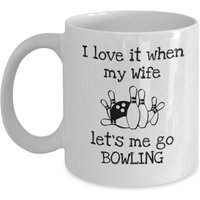 Bowling Tasse - I Love It When My Wife Lets Me Go Bowling Lustiges Geschenk Für Mann Ihn Lustige Geschenke von Sarothdesigns