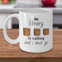 Buch-Liebhaber Kaffee-Tee-Becher - Die Bibliothek Ruft Und Ich Muss Gehen Bibliothekar Bibliophile Schüler Lehrer Perfektes Geschenk Für Leser von Sarothdesigns