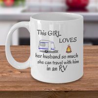 Camping Kaffeebecher - Dieses Mädchen Liebt Ihren Mann So Sehr, Dass Sie Mit Ihm in Einem Wohnmobil Reisen Kann Camper Rving Tasse Geschenk Für Sie von Sarothdesigns