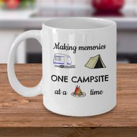 Camping Kaffeebecher - Erinnerungen Auf Einen Campingplatz Nach Dem Anderen Machen Camper Rv Road Trip Abenteuer Keramik Tee Tasse Geschenk Camping Kaffeebecher - Erinnerungen Auf Einen Campingplatz Nach Dem Anderen Machen Camper Rv Road Trip Abenteuer Keramik Tee Tasse Geschenk von Sarothdesigns