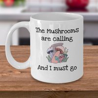 Die Pilze Rufen Und Ich Muss Gehen - Mykologen Tasse Pilz Jagd Kaffeebecher Pilzsuche Sammeln von Sarothdesigns