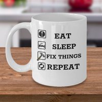 Eat Sleep Fix Things Repeat - Lustiger Schreiner Handarbeitsmann Kaffeebecher Handymann Geschenk Geschenke Für Papa I Love Fixing von Sarothdesigns