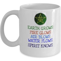 Erde Wächst Feuer Leuchtet Luft Bläst Wasser Fließt Geist Weiß Kaffeebecher - Wicca Pagan Göttin Element Gedicht Geschenk Tasse Pentagramm von Sarothdesigns