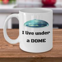 Flache Erde Kaffeebecher - Ich Lebe Unter Einer Kuppel Zetetic Nicht Ein Globus Flache Verschwörung Theorie Geschenk-Accessoires von Sarothdesigns