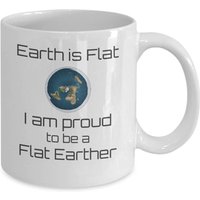 Flache Erde Kaffeebecher - Ist Flach Ich Bin Stolz, Ein Flacher Erdiger Zu Sein von Sarothdesigns