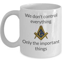 Freimaurer Kaffeebecher - Wir Kontrollieren Nicht Alles Nur Die Wichtigen Dinge Lodge Geschenke von Sarothdesigns