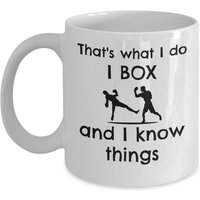 I Box & Know Things - Lustiger Boxen Kaffeebecher Boxer Geschenk Boxtrainer Lustiges Geschenke Sport Sportler von Sarothdesigns