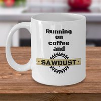 Laufen Auf Kaffee Und Sägemehl - Lustige Holzbecher Holzbearbeitung Hobby Holzarbeit Handarbeitsgeschenk Holzarbeiter Geschenk Tischler von Sarothdesigns