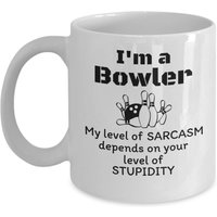 Lustige Bowling Tasse - I'm A Bowler My Level Of Sarcasm Depends On Your Stupidity Bowling Team Gifts Dad Mom von Sarothdesigns