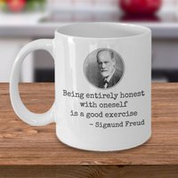 Psychologie Kaffeebecher - Ganz Ehrlich Mit Sich Selbst Zu Sein Ist Eine Gute Übung Psychologe Sigmund Freud Inspirierendes Zitat von Sarothdesigns