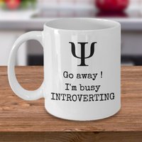 Psychologie Kaffeebecher - Gehen Sie Weg Ich Bin Beschäftigt Introvertiert Lustige Psychologe Tasse Geschenk Für Studenten Lehrer Psychotherapeut von Sarothdesigns