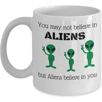Ufo-Becher - Lustige Alien Kaffeebecher Aliens, Aber Aliens Glauben An Sie Roswell Vorfall Area 51 Geschenke Fliegende Untertasse Humor Ufos von Sarothdesigns