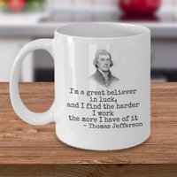 Usa Präsident Kaffeebecher Geschenk - Thomas Jefferson Zitat Ich Bin Ein Großer Gläubiger Des Glücks, Und Ich Finde, Je Härter Arbeite, Desto von Sarothdesigns